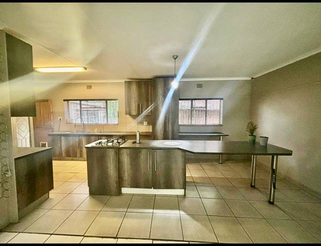 3 BEDROOM HOUSE FOR SALE IN VANDERBIJLPARK SW 5